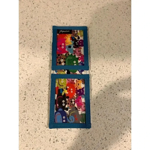 Paper chase id holder     Sd - Picture 3 of 6